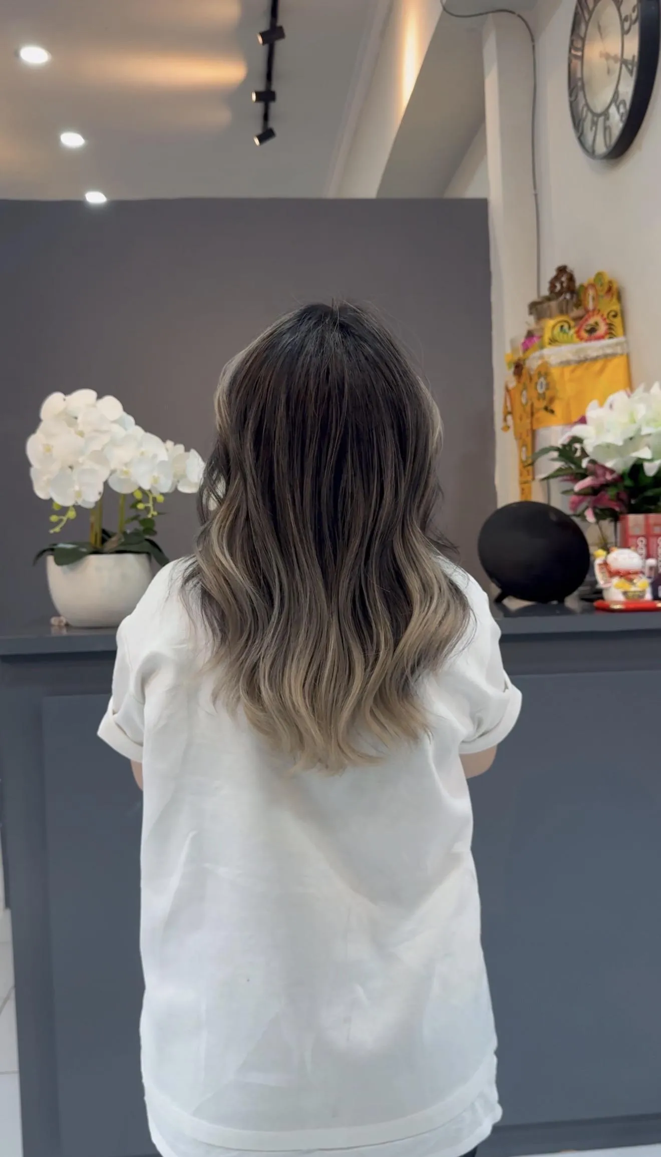 Airtouch hair colouring technique being applied in a salon